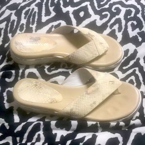 Donald J Pliner
Liv2 Cushioned Flip-Flop Sandal, Putty/Snake Sz 8.5